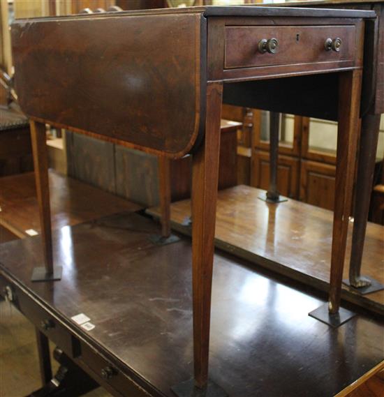 Mahogany pembroke table(-)